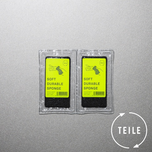 兩個獨立包裝的黑色超細纖維海綿，包裝上有黃色標籤，印有產品名稱「SOFT DURABLE SPONGE」及示意圖。