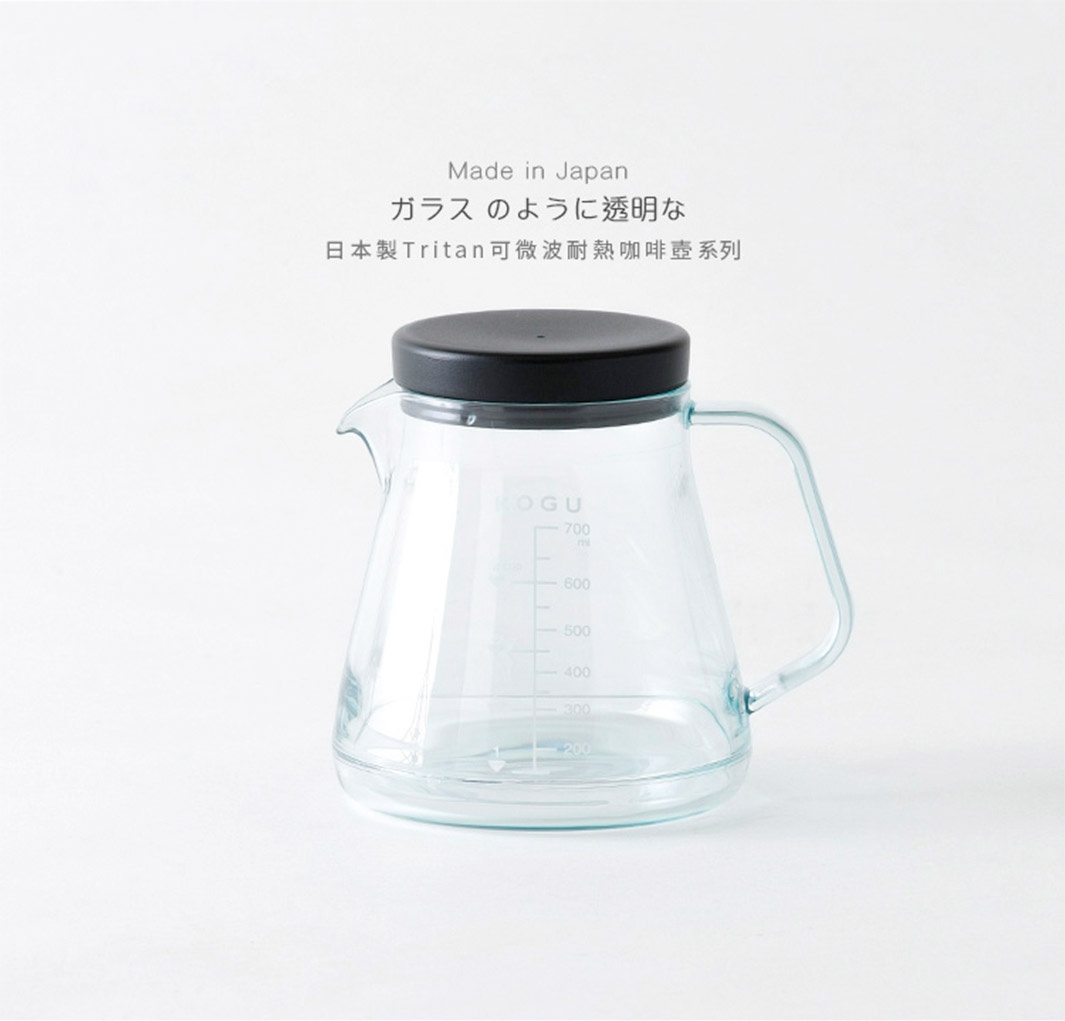 日本製Tritan材質的透明咖啡壺，容量700ml，壺身帶有清晰的毫升刻度。黑色壺蓋，搭配簡潔的透明把手，整體設計現代實用。