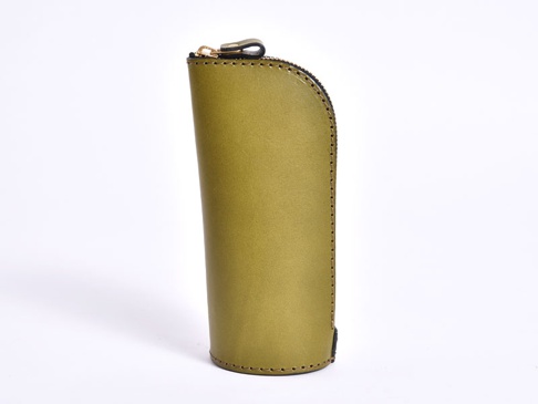 職人手作皮革直立式收納筆袋，呈現橄欖綠，採用真皮材質，搭配金色拉鍊，側面有精緻縫線，整體風格簡約經典。