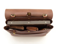 職人手作皮革雙扣兩用側背包 (CW-137) M，深棕色皮革，包內裝有筆記本、錢包和拉鍊內袋。