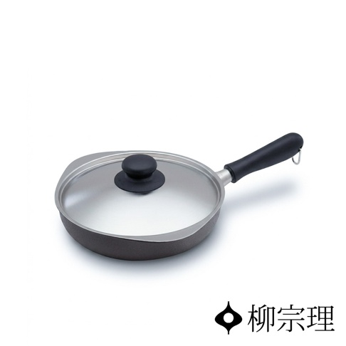 柳宗理雙網紋單手鐵鍋附玻璃蓋，鍋身採用特殊凹凸網紋設計以減少食材沾黏，搭配黑色耐熱手柄與金屬鍋蓋，整體設計簡約實用，呈現出日式精緻廚房道具的質感。