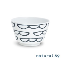 白色陶瓷丼碗，外側飾有黑色手繪波浪紋，碗底有穩固的腳座。