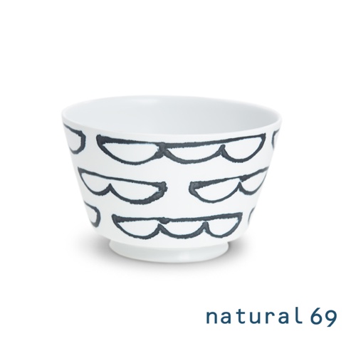 白色陶瓷丼碗，外側飾有黑色手繪波浪紋，碗底有穩固的腳座。