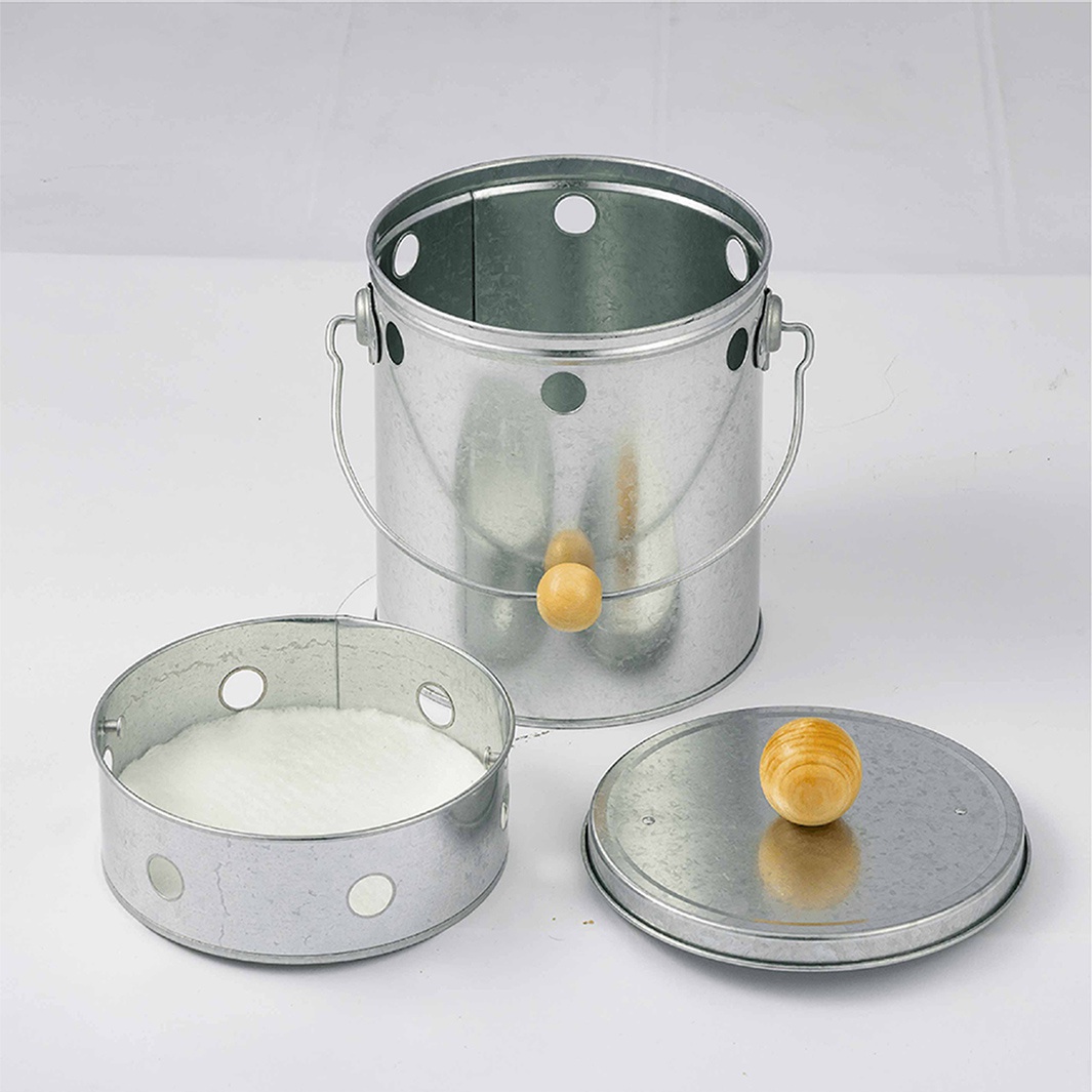 一個鍍鋅鋼製的蚊香桶，附帶一個圓形的蓋子和一個內部的蚊香盤，側面和頂部有圓孔，帶有木質把手。