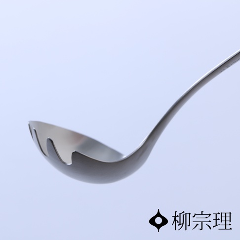 不鏽鋼叉杓，具有光滑的銀色表面，勺頭部分有三個分隔的凹槽，適合撈取麵條。