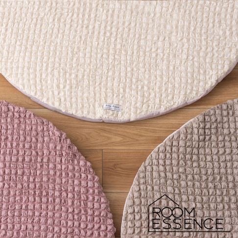 三款涼感夾心包覆圓墊，分別為米白色、粉色和卡其色，皆採用立體格子織紋材質，觸感柔軟，邊緣有細緻包邊處理，整體呈現簡約質感。