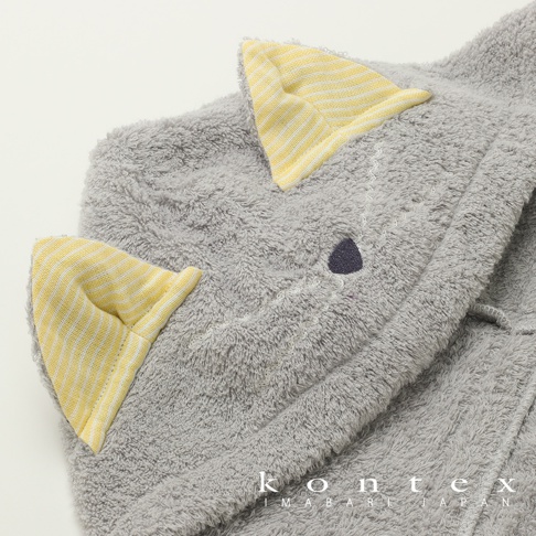 今治純棉Q萌貓耳連帽浴巾，灰色絨毛材質，連帽處有黃白條紋的貓耳朵裝飾，臉部有紫色三角形鼻子和繡線。
