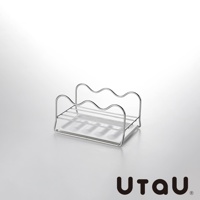 銀色不鏽鋼製的多功能萬用瀝水支架，具有波浪狀的支撐架和條狀瀝水層，可放置鍋蓋、砧板或餐具，下方有白色底座。