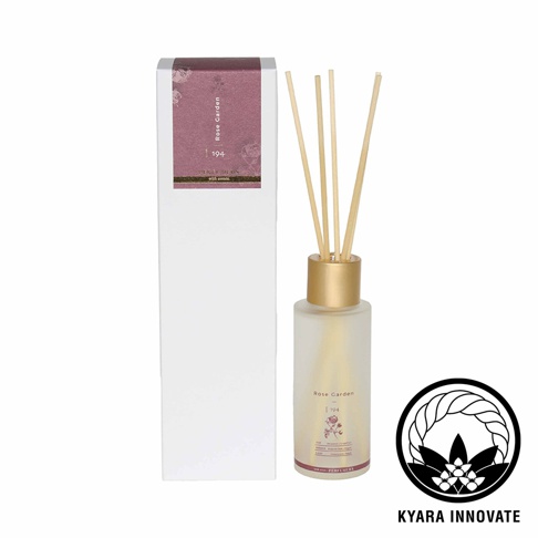 KYARA INNOVATE 品牌的 Rose Garden 擴香組，內含玻璃瓶裝香氛和擴香竹，搭配白色長方形包裝盒，右下方有品牌標誌。