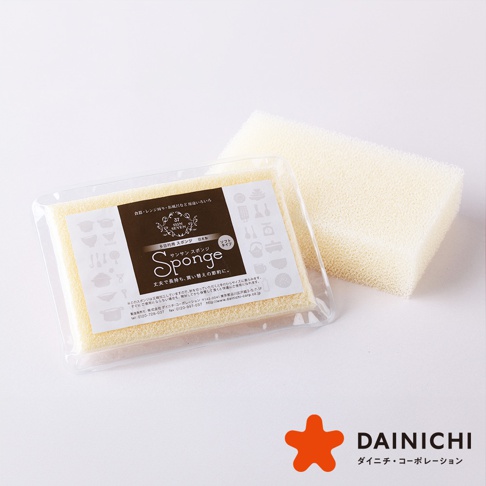 淺黃色海綿，其中一片包裝在透明塑膠盒中，盒上印有產品名稱「Sponge」及圖案。另一片海綿置於盒外，材質為細密氣孔的合成纖維。