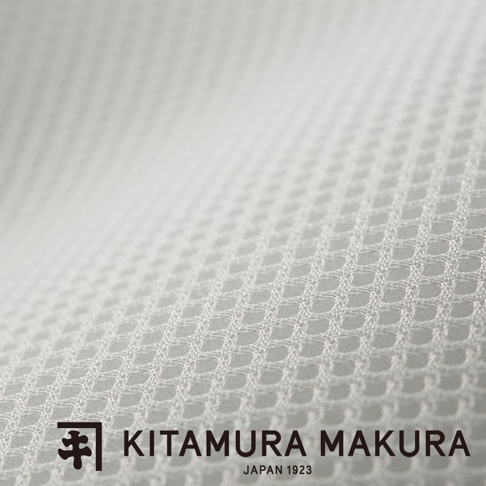 白色網狀透氣布料特寫，紋理清晰，質地輕盈。