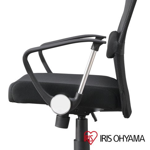 IRIS OHYAMA 網布辦公椅黑色，展示側面扶手、透氣網布椅墊及腰部支撐。
