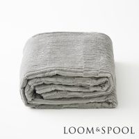 GRAU 立體直紋純棉微厚單人毯，灰色，材質為純棉，表面有明顯的立體直條紋理，毯子整齊摺疊。