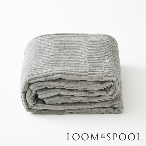 GRAU 立體直紋純棉微厚單人毯，灰色，材質為純棉，表面有明顯的立體直條紋理，毯子整齊摺疊。