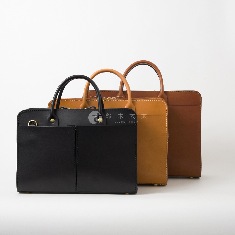 三款職人手作皮革雙口袋兩用商務公事包，前為黑色，中間為駝色，後為棕色。皆為方形皮革公事包，配有提把，材質為光滑皮革。