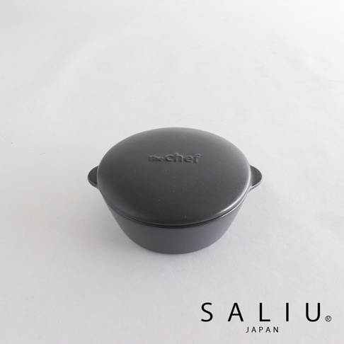 The chef 品牌暗灰色耐熱陶製圓鍋，附有圓形鍋蓋，鍋蓋中央壓印有「The Chef」字樣，鍋身兩側有小巧的把手。