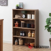 淺木紋四層收納書櫃，頂部擺放裝飾植物、磅秤、兩個白色儲物罐。第二層有咖啡研磨機、玻璃罐裝咖啡豆、藍色及紅色馬克杯。第三層有玻璃瓶、兩罐果醬、兩個玻璃罐裝零食。最底層有兩個玻璃罐裝穀物、兩個木碗。