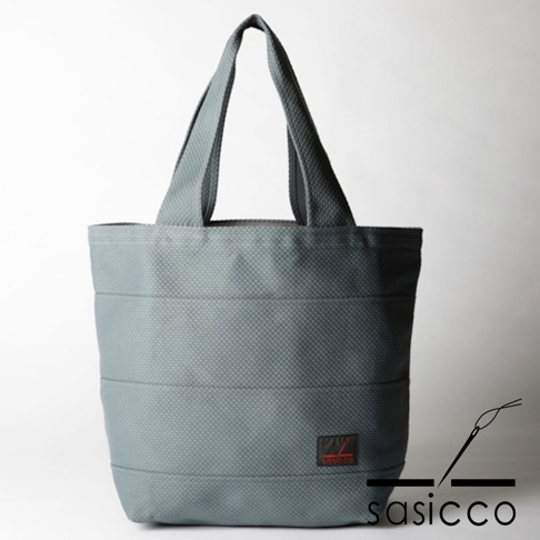 灰色三河木綿刺子織大容量托特包，具有橫向縫線，底部有紅色標誌。