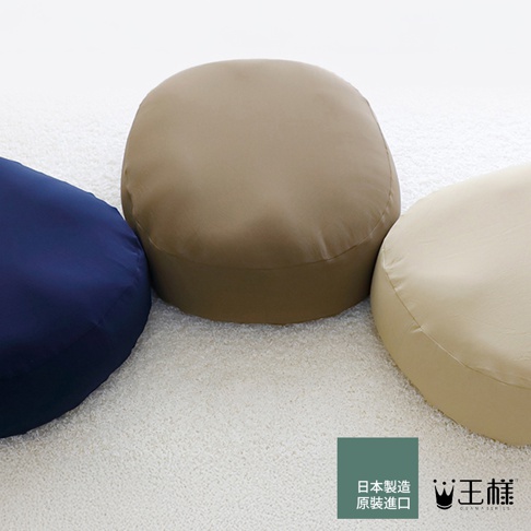 三色寵物懶骨頭，左為深藍色，中間為卡其色，右側為淺米色，下方有日文與品牌標誌