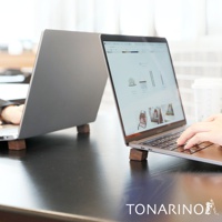 兩組天然實木筆電散熱塊，深棕色，方形，放置於兩台銀色筆記型電腦下方，用於抬高筆電以利散熱。