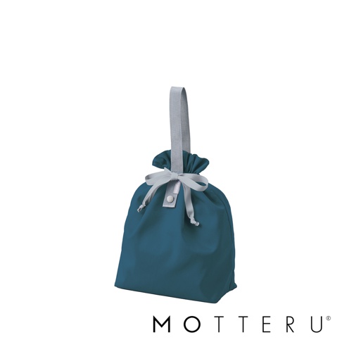 藍綠色摺疊保冷束口袋，附有灰色提把與淺灰色緞帶蝴蝶結，袋口束緊設計，材質為尼龍。