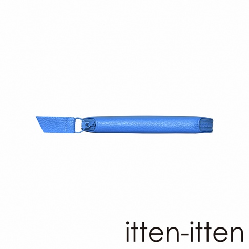 itten-itten 品牌藍色皮革圓角長夾，帶有拉鍊開合和外部提帶