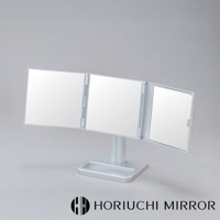 銀色金屬材質的 NAPURE 桌上型三折化妝鏡，擁有三面鏡面，可360度旋轉，鏡架呈簡潔的立體造型，底座為方形托盤設計。