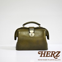 職人手作皮革方型迷你醫生包，橄欖綠色，具有金色金屬旋轉鎖扣和提把，簡約設計。