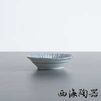 一個白底藍線條紋的陶瓷小碟，邊緣呈波浪狀。