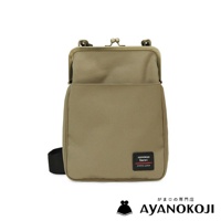AYANOKOJI Sarei 機能布直式口金斜背包，卡其色，品牌標籤上印有日文「がま口の専門店 AYANOKOJI」。