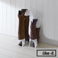 兩個可調節長靴收納支架，分別支撐一雙棕色麂皮長靴和一雙深棕色皮革短靴。支架為白色，呈U形，插入靴筒內。