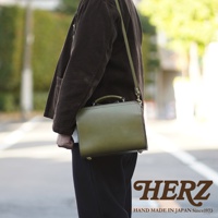 職人手作皮革兩用方形單肩包，綠色，帶有提把與可拆卸肩帶，精緻縫線，質感皮革。