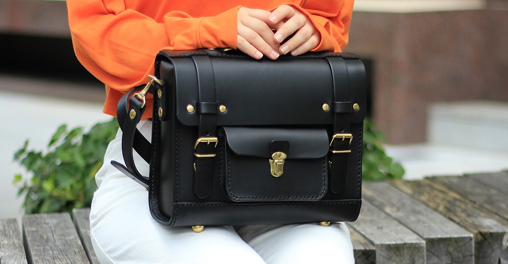 職人手作黑色皮革三用迷你後背包，學院風格設計，配有金色金屬扣環、鎖扣與腳釘，可調節肩帶。