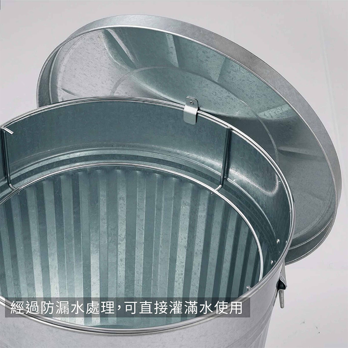 經過防漏水處理，可直接灌滿水使用的鍍鋅鋼製水桶細節