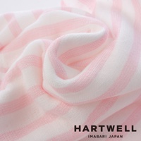 粉色條紋今治純棉紗布浴巾，質地輕柔，帶有細緻的織紋。