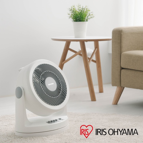 白色IRIS OHYAMA PCF-HM23 空氣循環扇，具有可調節角度的圓形風扇頭，底部有操作按鈕。