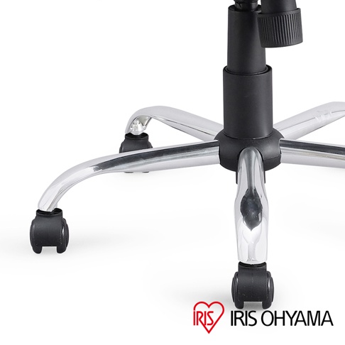 IRIS OHYAMA 網布辦公椅的黑色滾輪特寫，展現其光滑的chrome金屬腳輪結構。