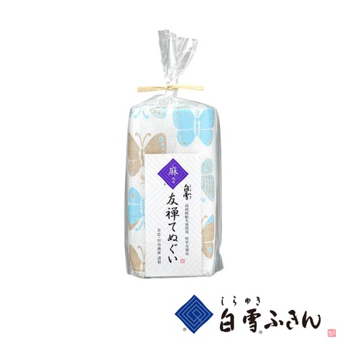 友禪染廚房兩用長拭巾，以淺藍色與米白色為底，印有淺藍色與米色的蝴蝶圖案，材質為棉，包裝為透明塑膠袋，以麻繩綑綁。