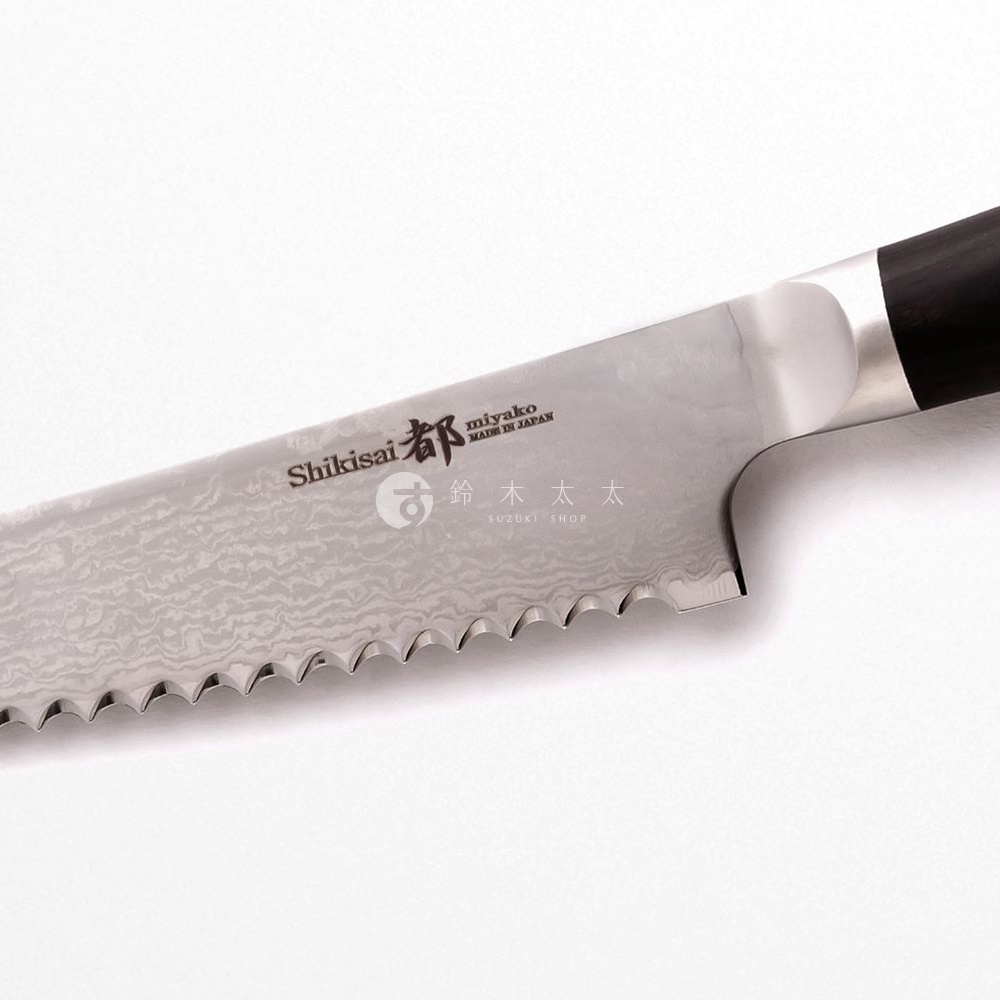志津匠 都 HARD Bread knife 歐式麵包刀，鋸齒狀刀刃，印有 Miyako Made in Japan 字樣，搭配木質手柄。