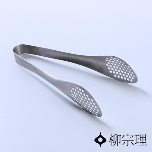 一對銀色不鏽鋼服務夾，帶有圓形穿孔的夾持端。