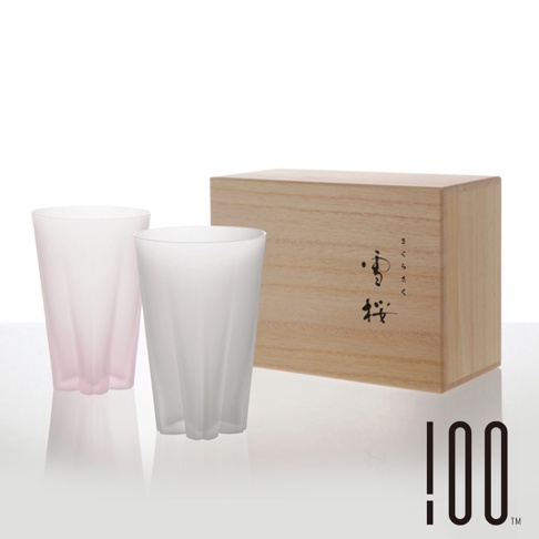 雪櫻杯水杯兩色組，包含一個淺粉色和一個霧白色玻璃杯，杯身帶有放射狀紋路，並附有日文「雪櫻」字樣的木質禮盒。