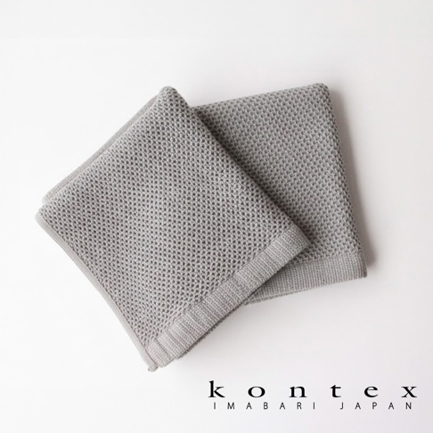 KONTEX IMABARI JAPAN 灰色的鬆餅紋棉麻混紡毛巾，近距離拍攝，上方疊著一條。
