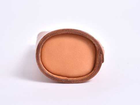 職人手作皮革直立式收納筆袋，淺棕色，圓形開口，皮革材質，邊緣縫線清晰。