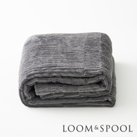 GRAU 立體直紋純棉微厚單人毯，呈現深灰色，織物表面有明顯的直條紋理，毯子對折堆疊，質感柔軟。