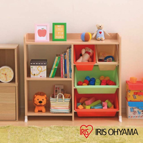 木質童心玩具書櫃收納架，共三層，包含多個顏色鮮豔的收納盒，收納盒內有玩具、書籍和裝飾品，整體為淺木色。