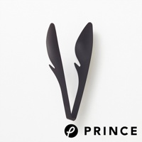 一體成形黑色不鏽鋼萬用料理勺型分菜夾，勺狀夾頭末端有小巧的V型缺口設計，方便夾取食物。