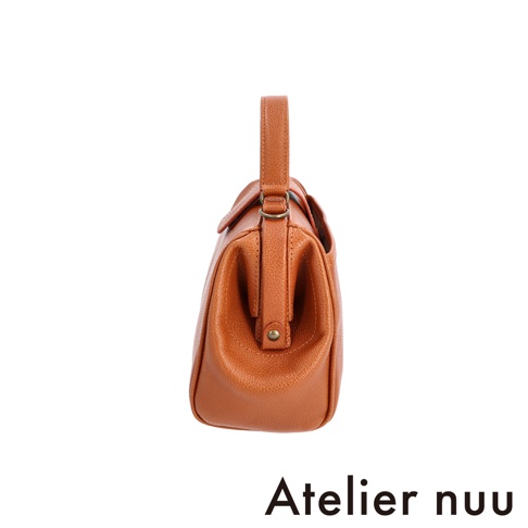 Atelier nuu 橘色皮革迷你手提包，側視圖