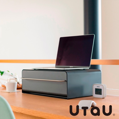 黑色抽屜式多功能收納整理櫃，設有銀色金屬拉手，櫃面放置一台銀色筆記型電腦，櫃子右側有一個白色數位時鐘。