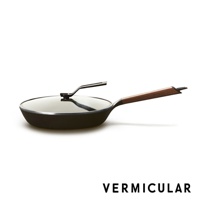 日本製鑄鐵平底深鍋，黑色琺瑯塗層，配有透明玻璃鍋蓋和木質手柄。