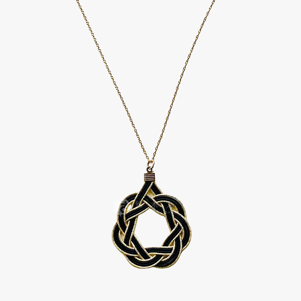 和風水引花結金絲項鍊，採用細緻的金屬鍊條，搭配由黑色水引編織而成、帶有金邊的環形花結吊墜。